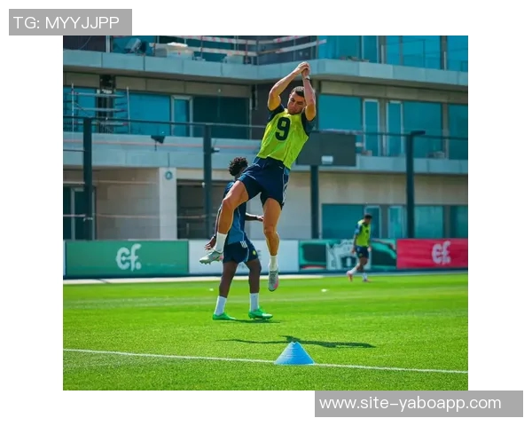 C罗回归利雅得胜利训练场备战新赛季展现斗志与激情